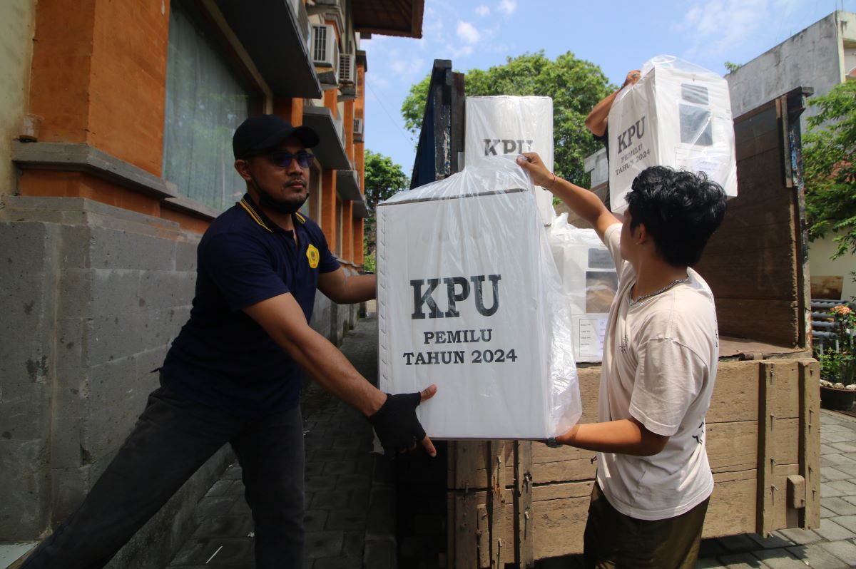 KOTAK SURAT SUARA: Petugas memindahkan logistik Pemilu di Kec. Densel ditempatkan Gedung Pusat Layanan Usaha Terpadu di Sesetan (15/2/2024)