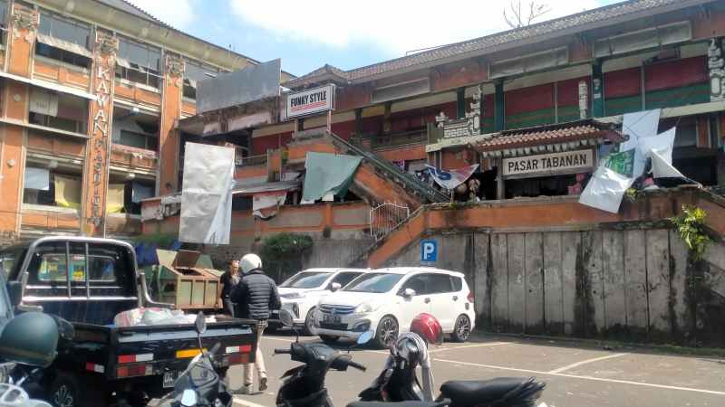 BELUM KELAR URUSANNYA : Pasar Induk Tabanan yang bakal direvitalisasi. (juliadi/radar bali)