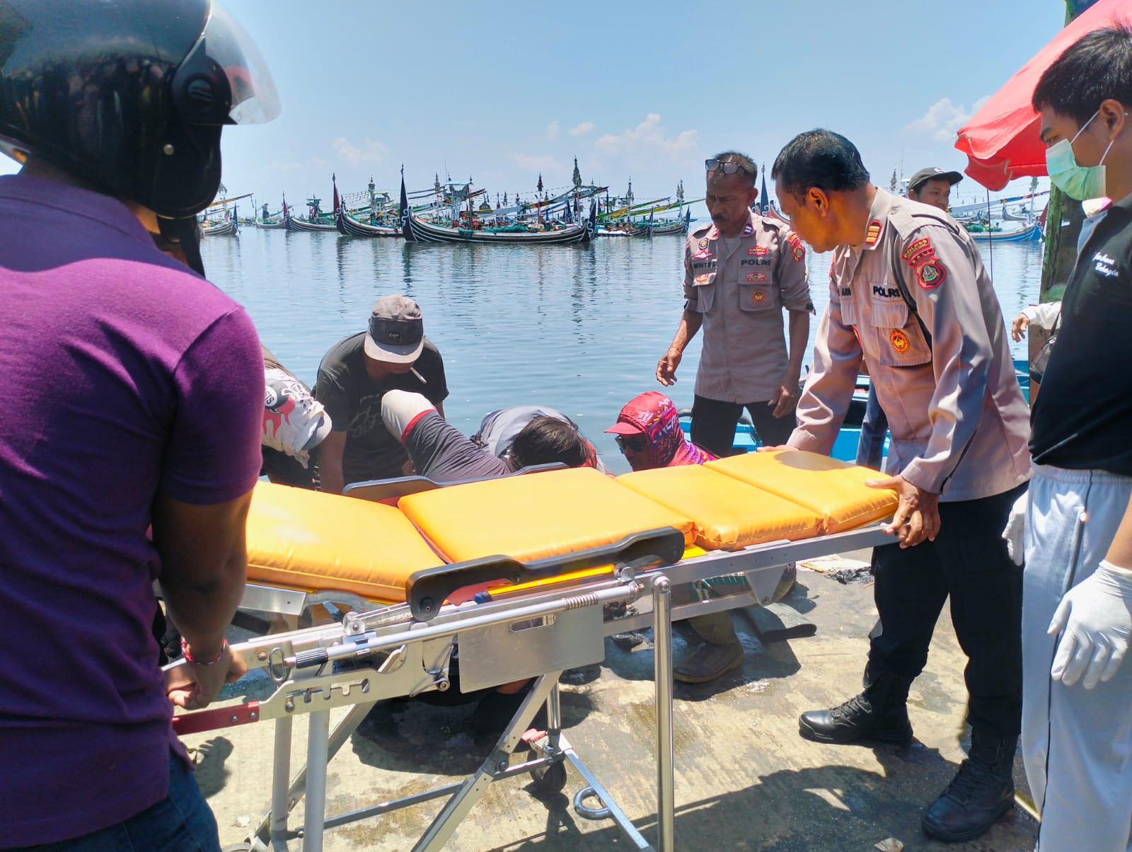 BLANTIK IKAN: Aparat evakuasi jenazah Temu Ponidi,  yang jatuh ke laut dan tenggelam di areal kolam labuh Pelabuhan Perikanan Nusantara (PPN) Pengambengan, Jumat (16/2)