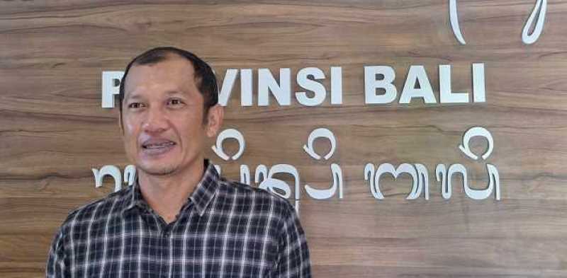 JAWAB KRITIK PENGHITUNGAN SUARA : Komisioner KPUD Provinsi Bali, I Gede John Darmawan. [Ni Made Ari Rismaya Dewi/Radar Bali]