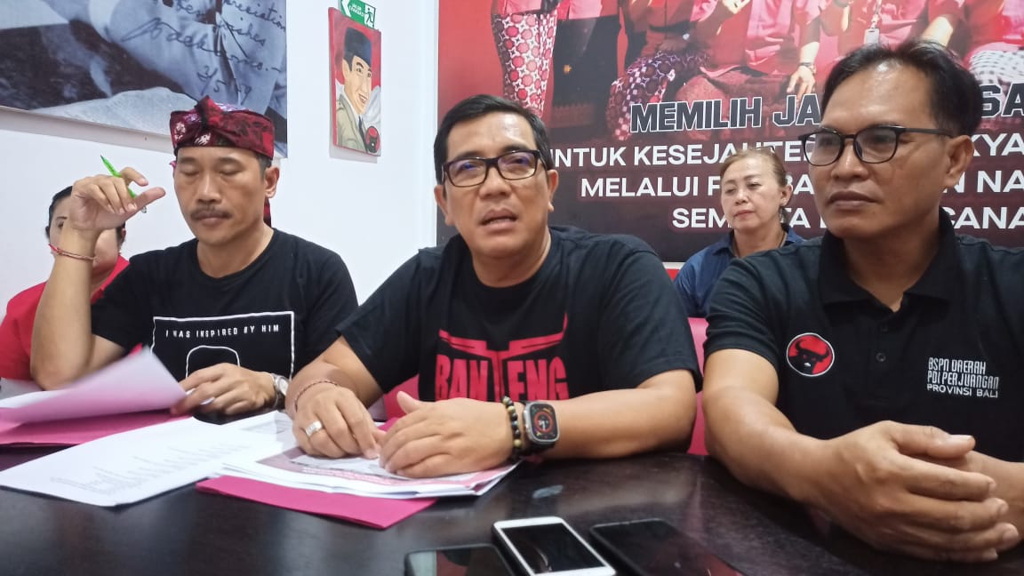 MERASA ANEH : Ketua DPC PDIP Tabanan, I Komang Gede Sanjaya (tengah) didampingi Ketua Badan Saksi Pemilu Nasional (BSPN) PDIP Tabanan, I Nyoman Kartika dan I Gusti Nyoman Omardani. (foto:juliadi)