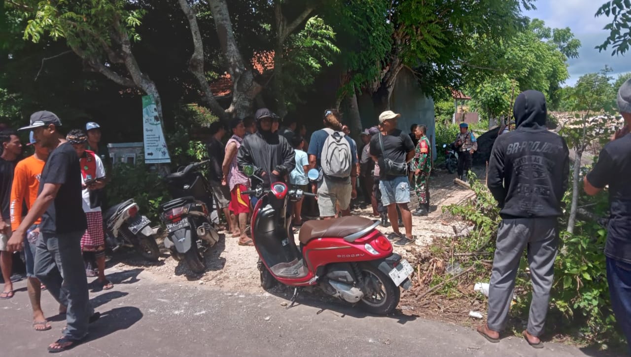 TEGANG: Suasana ketegangan antara buruh proyek dengan warga Balangan Jimbaran (18/2/2024)
