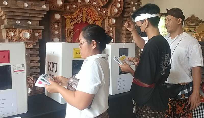 HASILNYA MENGEJUTKAN : Suasana proses pemungutan suara di Tabanan.(juliadi/radar bali)