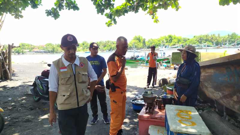 PANTAU PERKEMBANGAN : Petugas BPBD Jembrana monitoring pasca gempa Minggu malam. (foto: BPBD Jembrana)