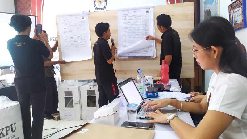 HITUNG HASIL PENCOBLOSAN : Rekapitulasi suara di Kecamatan Negara, Jembrana. (m.basir/radar bali)