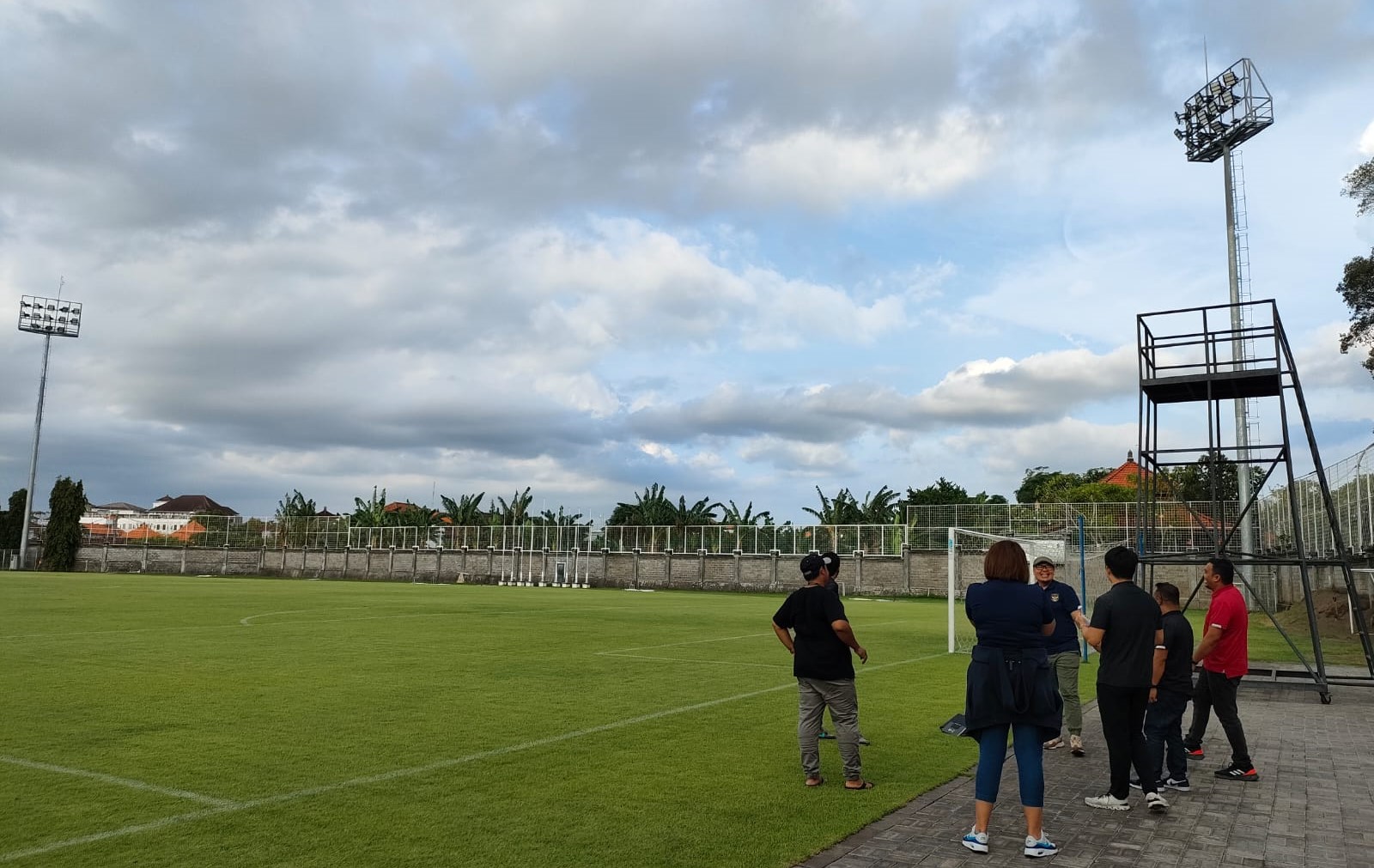 CEK FAKTA: Tim AFC dan PSSI bersama-sama mengecek kondiksi lapangan Tri Sakti Kuta, Badung