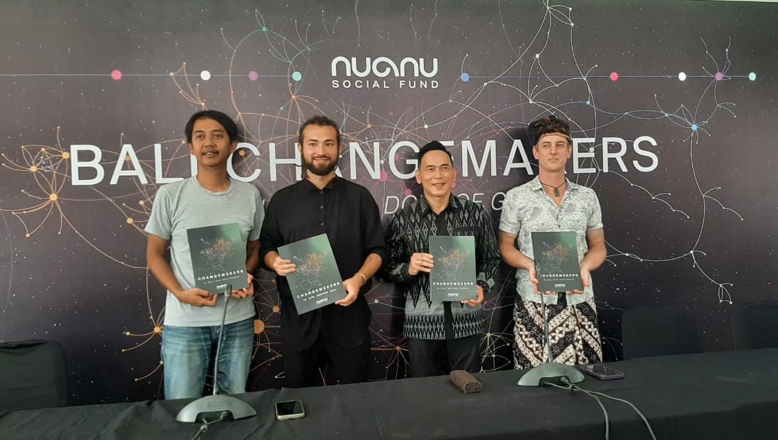 Dari kiri, Gus Tulang, Denis Guseynov *, selaku Direktur Nuanu Social Fund, Ikhwan selaku Direktur Nuanu dan  Pon, penggiat seni dan pelatih Gong, foto bersama usai sesi Konferensi Pers (18/2/2024).