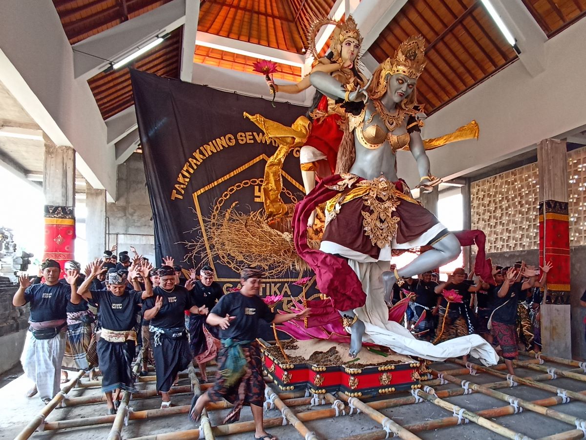DINILAI: Tim juri mulai melakukan penjurian lomba ogoh-ogoh atau Kesanga Fest di Banjar Sedana Mertha Denpasar