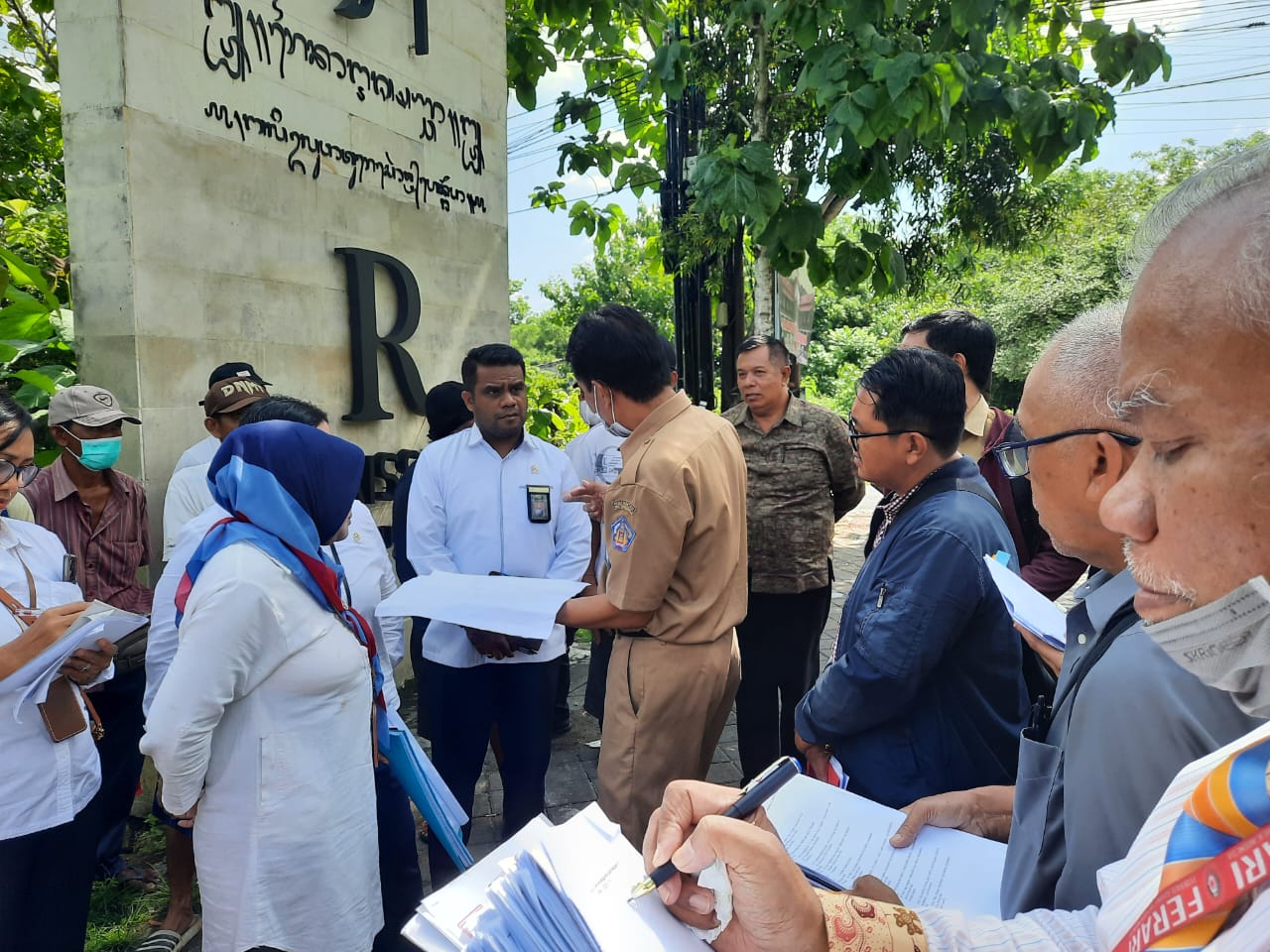 Suasana saat pemeriksaan setempat (PS) perkara sengketa tanah di Desa Ungasan Kuta Selatan Badung, Bali (19/2/2024)