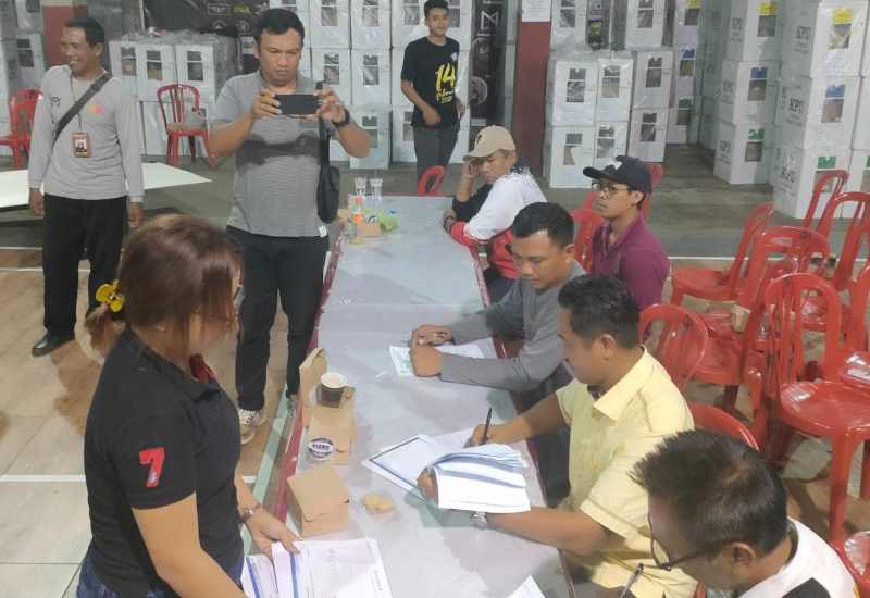 HITUNGAN TINGKAT KECAMATAN: Suasana pleno rekapitulasi suara tingkat Kecamatan Pupuan yang dihentikan secara mendadak saat proses berjalan. (foto:juliadi/radar bali)