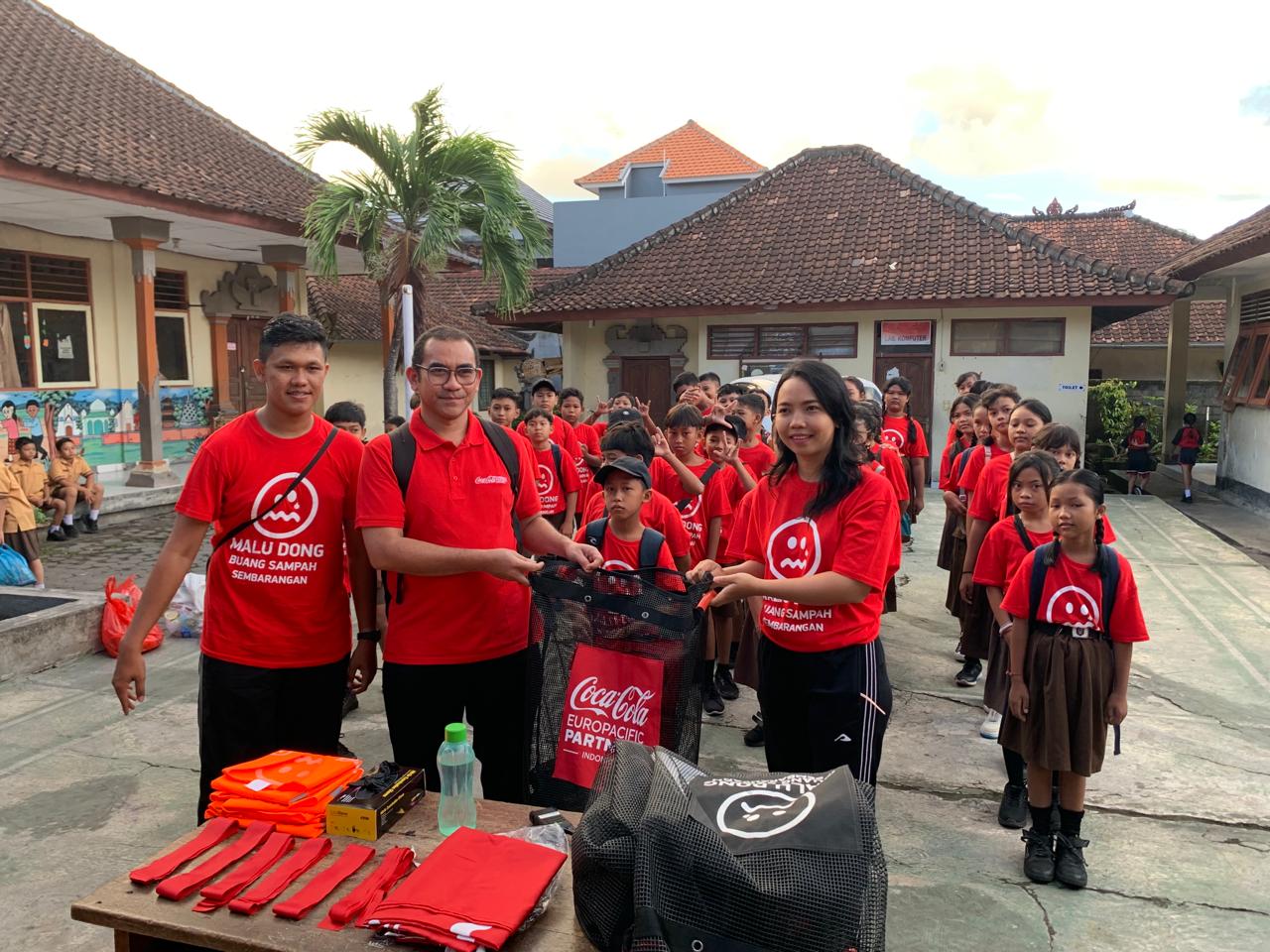 Aksi bersih-bersih dan edukasi pengelolaan sampah di lingkungan sekitar sekolah oleh tenaga pendidik dan pelajar usia dini pada Sabtu, 17 Februari 2024 oleh 4 sekolah di Desa Pemecutan Kaja, Denpasar