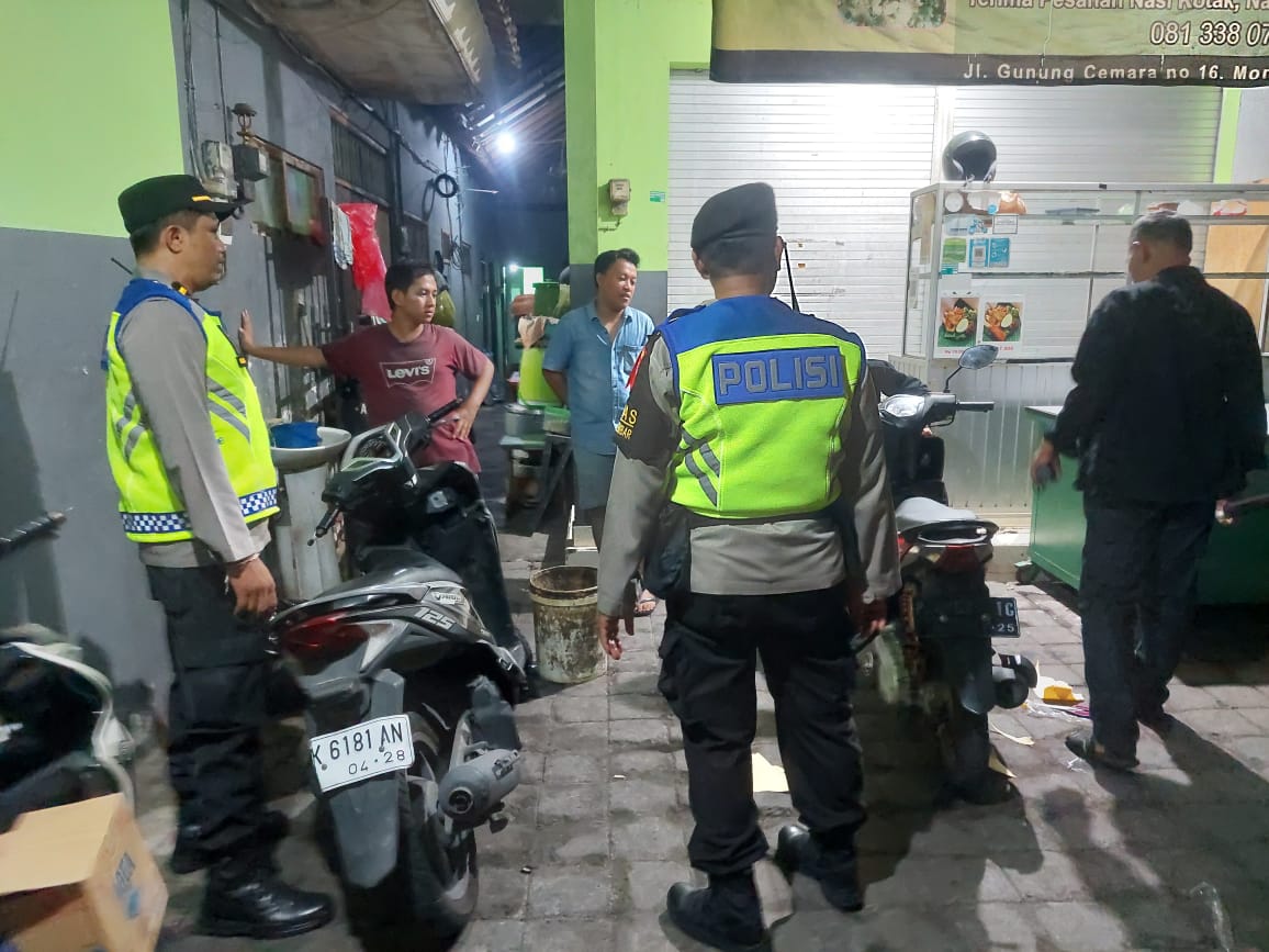 DIOBOK-OBOK: Petugas gabungan sedang mendatangi salah satu rumah kos kosan yang didominasi warga pendatang di Denpasar.