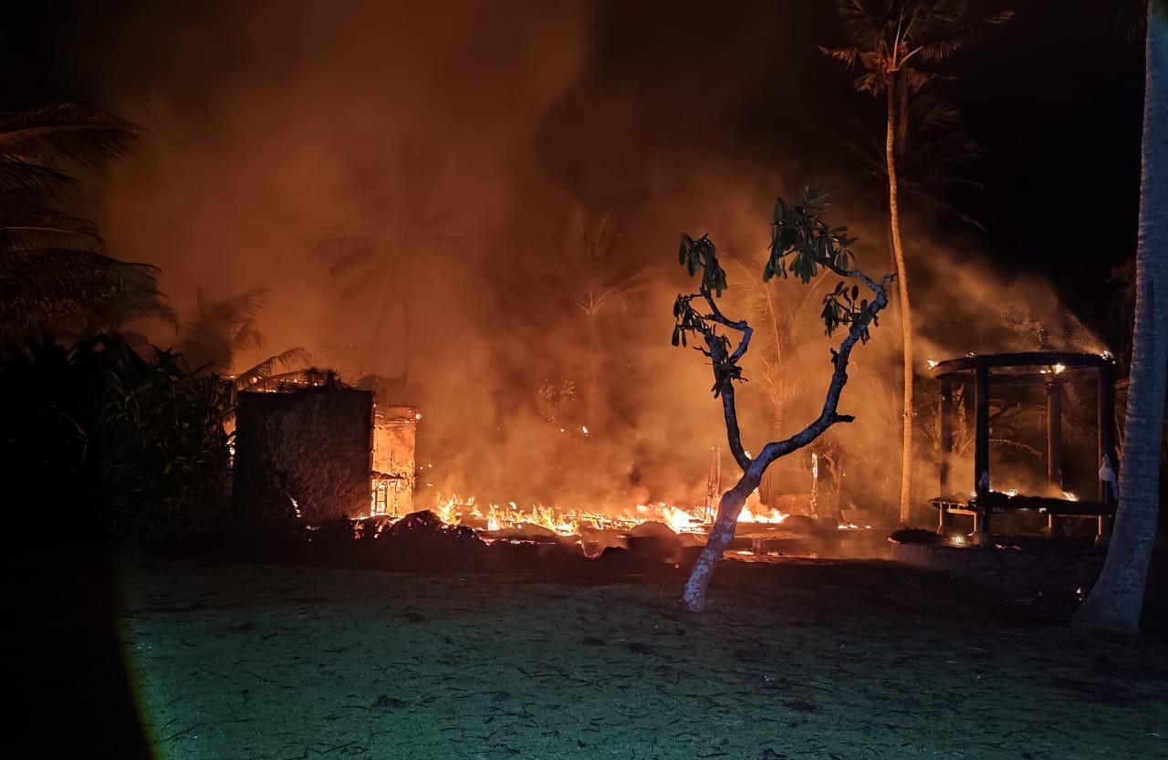 MEMBARA: Sebanyak 7 vila yang dihuni oleh WNA di pantai Mengening Cemagi, Mengwi, Badung terbakar jadi arang.
