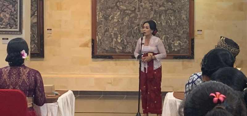TAMPIL EKSPRESIF : Ibu-ibu peserta menunjukan kemampuannya di depan para peserta lain dan juri. (marsello pampur)