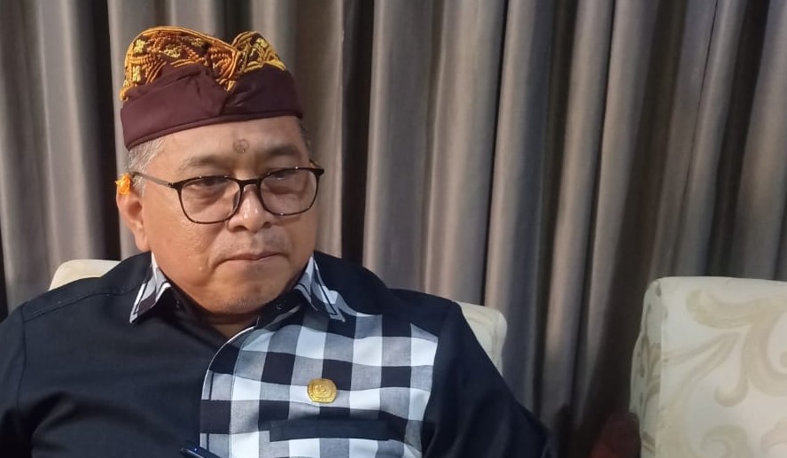 BEBER PERKEMBANGAN PENGHITUNGAN : Ketua KPUD Karangasem, I Putu Darma Budiasa.(zulfika rahman/radar bali)