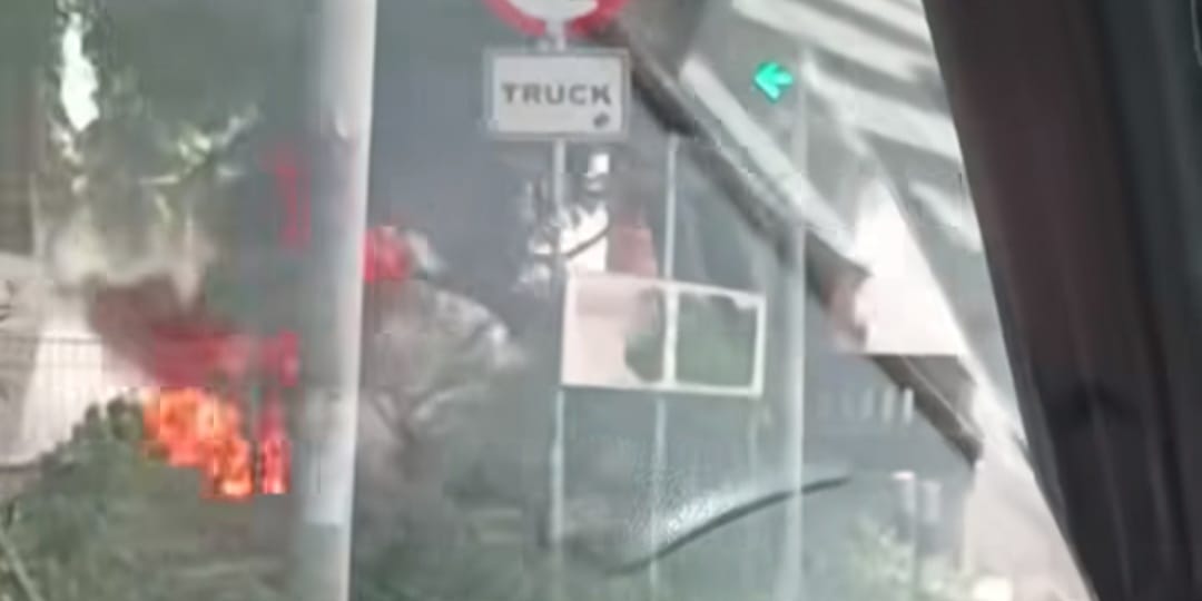 MEMBARA: Api melalap bagian tangki pendam untuk pengisian pertamax di SPBU spbu 5480110 jalan Cokroaminoto Denpasar Utara (20/2/2024)
