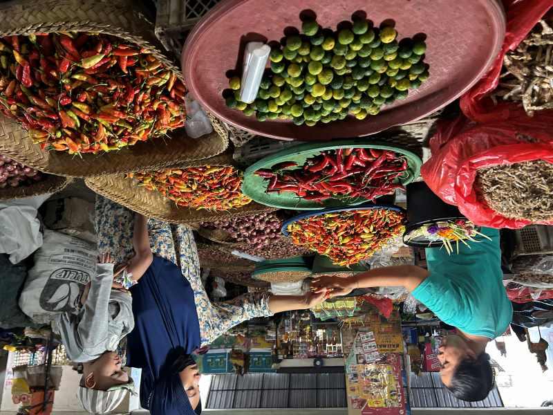 PUSING URUSAN HARGA : Salah seorang pedagang bumbu dapur di Pasar Induk Amlapura Timur.(zulfika Rahman)