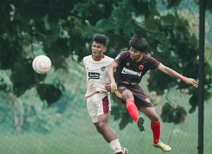 PETIK POIN: Komang Agus Edi Saputra (kiri),  pemain Bali United U-18 saat duel udara denga pemain PSM Makassar (20/2/2024)
