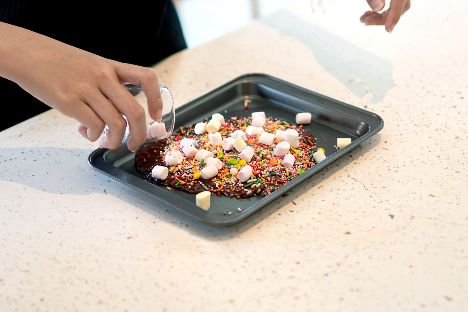 COKELAT BARK: Cokelat Krakakoa yang Fresh dengan Aneka Topping Dapat Dipilih Sesuai Selera. Dapat Takeaway atau Dinikmati di Cafe Favorit para Chocolate Lover yang Beralamat di Jalan Mertanadi 70