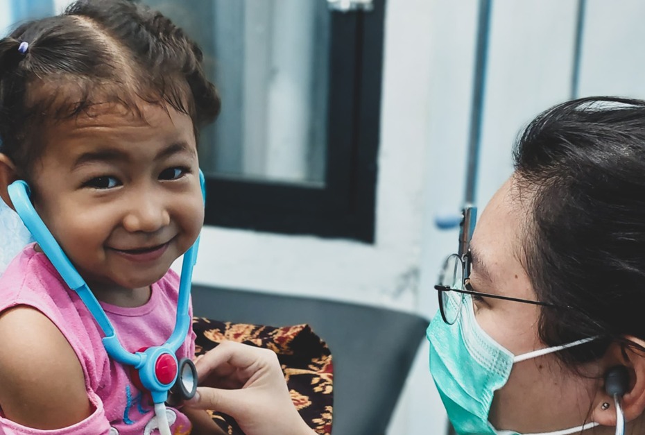 PEMBELAJARAN: dr. Regina Suriadi saat melakukan pemeriksaan anak di IGD RSUD Lewoleba, Lembata, NTT. Sebuah panduan mengawal pertumbuhan dan perkembangan anak supaya dapat tumbuh sesuai harapan.