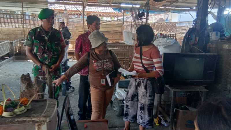 CEK LANGSUNG KE LAPANGAN : Petugas gabungan saat mendatangi usaha jual ayam dan itik hidup . (Istimewa)