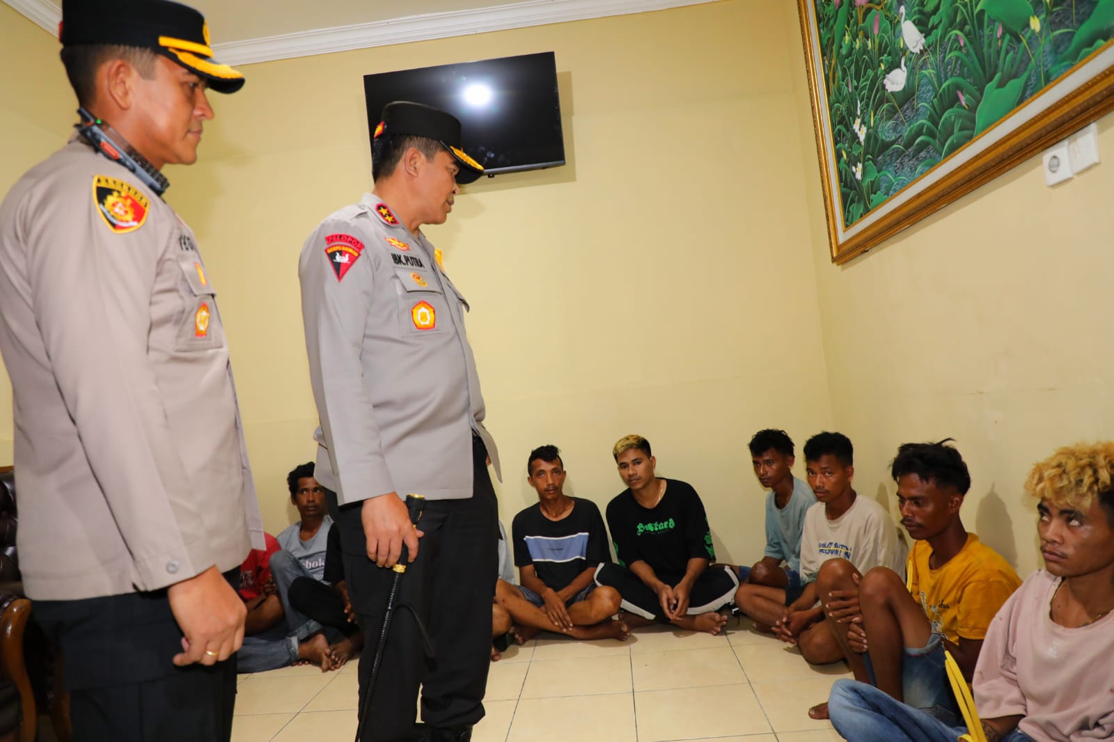 Kapolda Bali Irjenpol Ida Bagus Kade Putra Marendra interogasi para pelaku kekerasan di tahanan Polres Badung (20/2/2024)