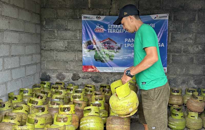 STOK TERBATAS : Salah satu pangkalan gas elpiji 3 kilogram mengalami kekosongan stok akibat pembatasan jatah dari agen.(zulfika rahman/radar bali)