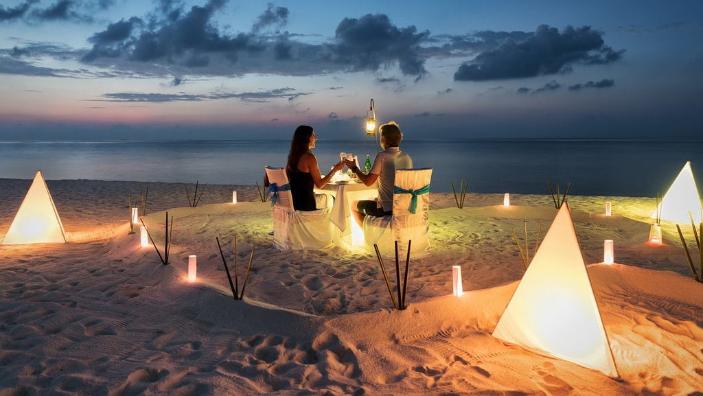 PASANGAN ROMANTIS: Kado spesial pernikahan yang bisa bikin pasangan bahagia salah satunya liburan romantis