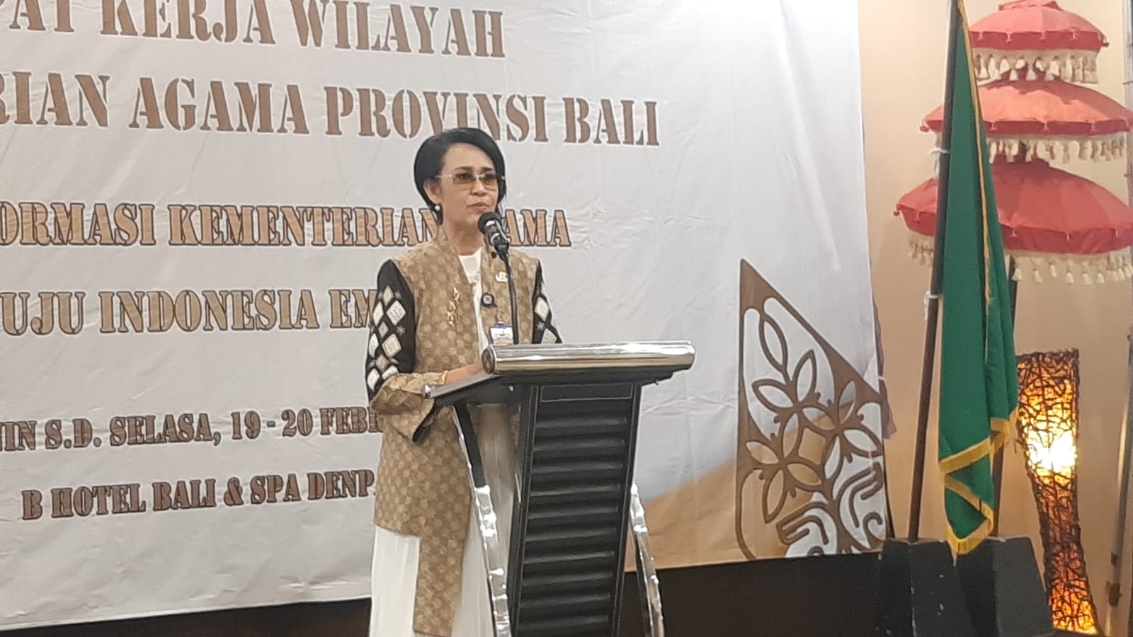KUALITAS LAYANAN PUBLIK: Kakanwil Kementerian Agama RI Provinsi Bali, Dr. Komang Sri Marheni, S.Ag. M.Si, saat sesi pembukaan (19/2/2024)