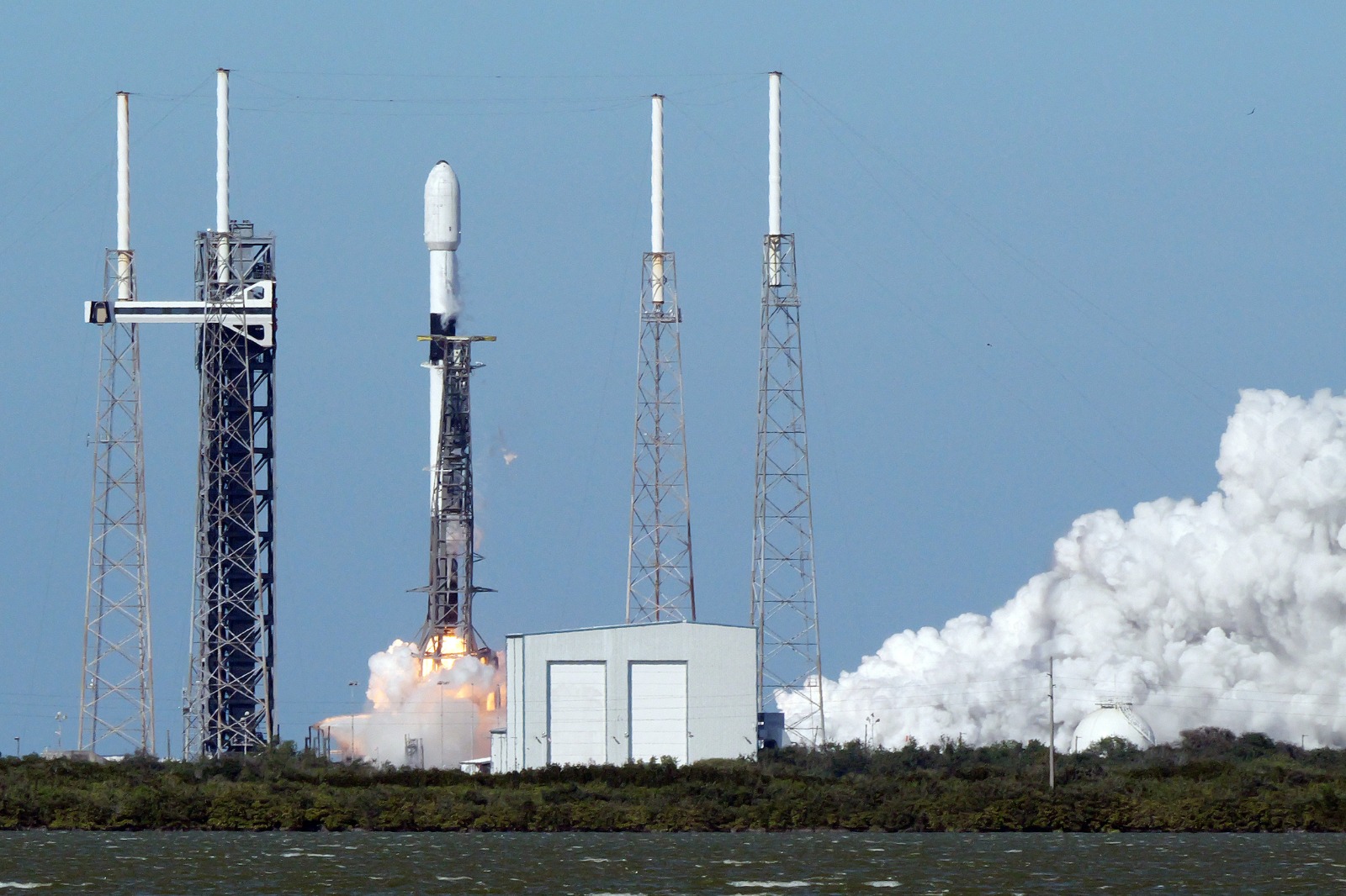 PEMERATAAN KONEKSI: Roket Falcon 9 yang meluncur dari Cape Canaveral Florida sebagai wahana yang mengantarkan Satelit Merah Putih 2 menuju orbit, Selasa (20/2) waktu setempat.