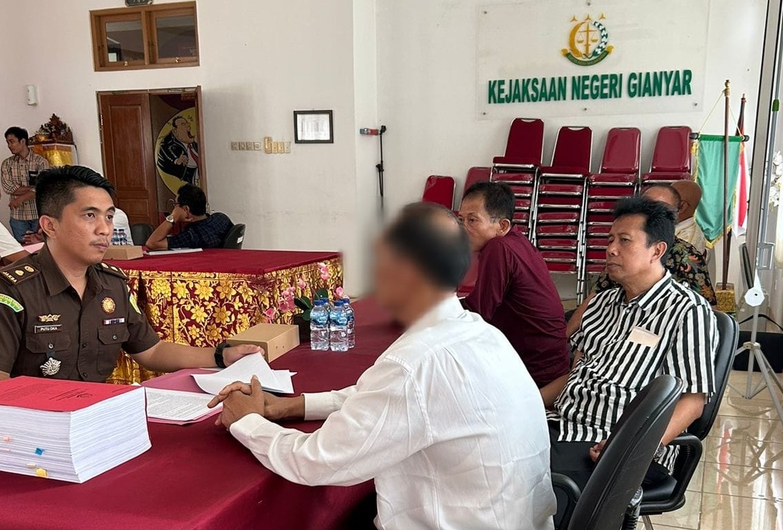 SEGERA DISIDANGKAN : Penyerahan tersangka dair jaksa penyidik kepada Jaksa Penuntut Umum pada Selasa (20/2/2024). (Istimewa)