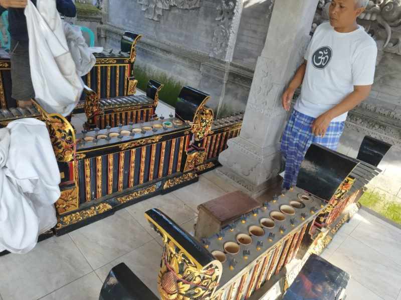 MASIH BISA DIBOBOL : Kondisi gong di Pura Dalem Banyuasri setelah kejadian pencurian. (istimewa)