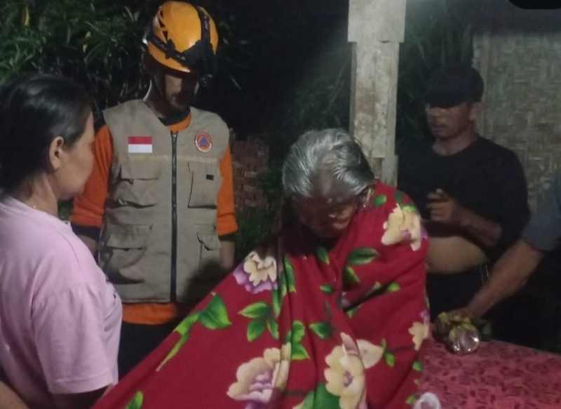 DITEMUKAN : Nenek yang sempat hilang setelah ditemukan di semak-semak. (foto : BPBD jembrana)
