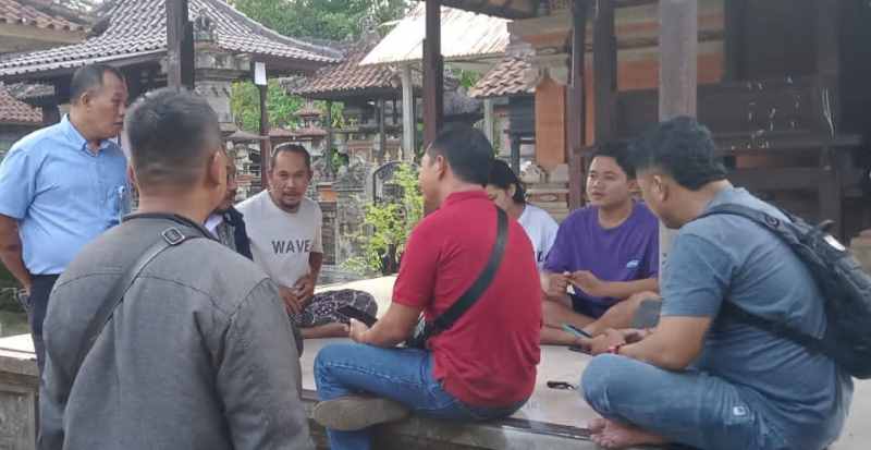 DISELIDIKI : Unit Intelkam bersama dengan unit Reskrim Polsek Banjarangkan tengah melakukan penyelidikan. (humas polres klungkung)