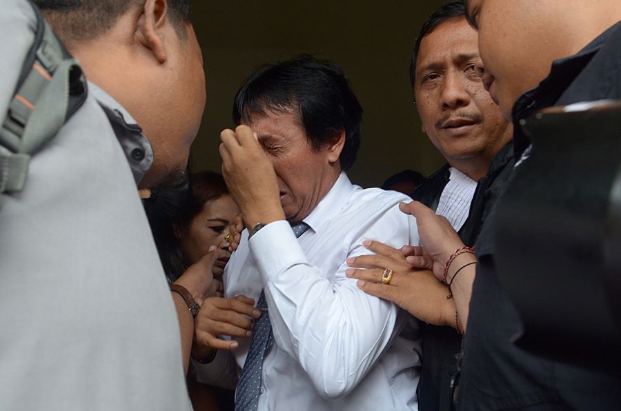 HARU: Mantan Rektor Unud, Prof Antara tampak tertunduk haru mengusap air mata setelah divonis bebas oleh Majelis Hakim Tipikor Denpasar (22/2/2024)