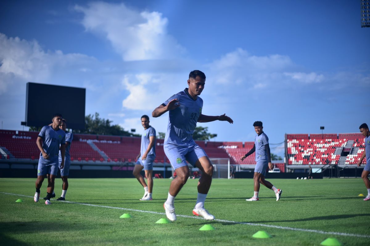KANDANG SEMENTARA: Para pemain Persikabo 1973 sedang melakuka OT di Stadion Kapten I Wayan Dipta Gianyar.