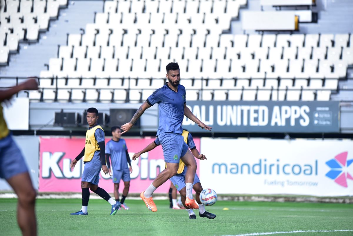 BUTUH ADAPTASI: Sejumlah pemain Persikabo 1973 tampak melakukan latihan di Stadion Kapten I Wayan Dipta Gianyar karena memilih homebase Bali untuk menjamu tim tamu.