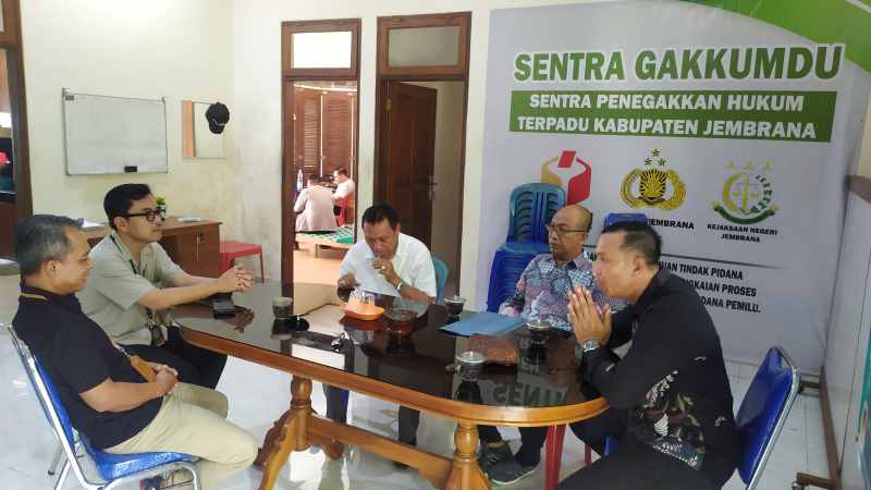 DIMINTA LENGKAPI LAPORAN: Pengembalian laporan oleh Bawaslu Jembrana kepada terlapor, Kamis (22/2).(m.basir/radar bali)