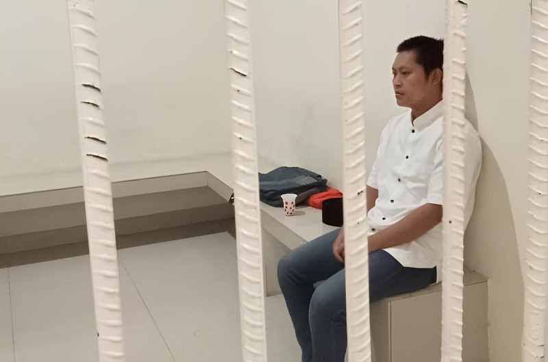 KENA LIMA BULAN : Roslan Bai Dawi di ruang tahanan PN Negara usia menjalani sidang . (foto:Kejari Jembrana)