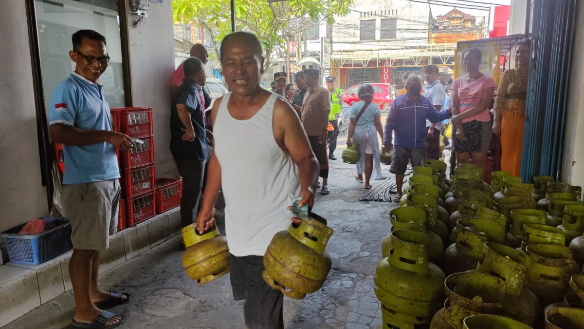 AWAS PENIMBUNAN: Warga di kawasan Denpasar Timur antre mendapatkan gas elpiji 3kg yang langka dalam pekan terakhir ini.