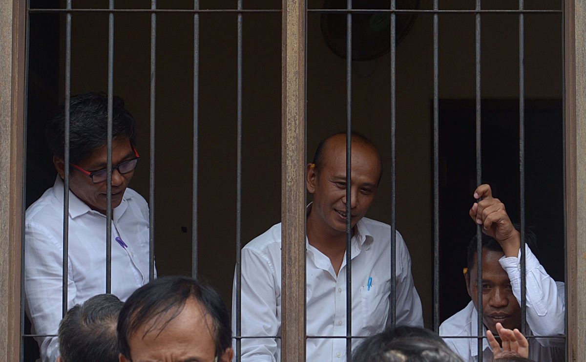 IKUT BEBAS: Tiga terdakwa Dr. Nyoman Putra Sastra selaku Kepla USDI, I Ketut Budiartawan anggota Bagian Akademik Universitas Udayana dan I Made Yusnantara selaku kepala Bagian Akademik