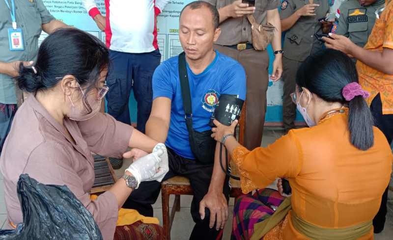 TES KEBUGARAN : Petugas Pemadam Kebakaran Klungkung melakukan pengecekan kesehatan, Kamis (22/2/2024). (Foto: Damkar Klungkung)