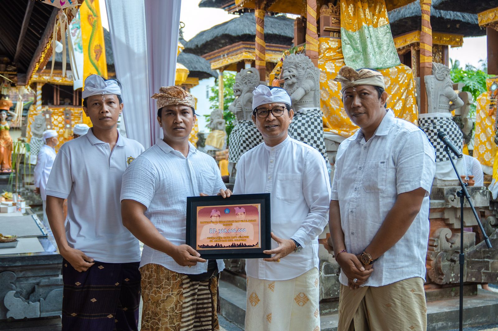 Sekda Wayan Adi Arnawa saat menghadiri karya melaspas Pura Dadia Batu Jelantik Desa Gulingan, Kecamatan Mengwi, Jumat (23/2).
