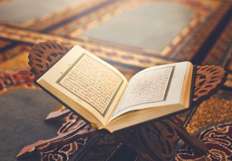 Membaca Al-quran sesuai kaidah bukan hanya secara harfiah, melainkan harus sesuai dengan tajwid.