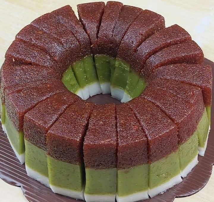 TEKSTUR LEMBUT: Penampakan kue talam dengan paduan cokelat dan pandan wangi memacu selera untuk mencicipi.