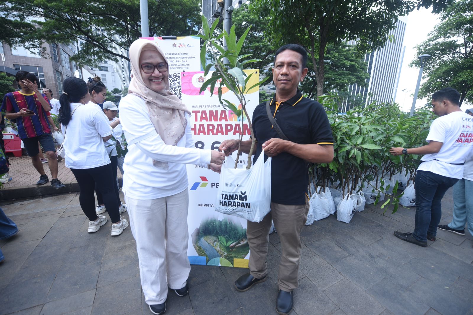 AKSI NYATA: Penyerahan bibit pohon kepada warga untuk penghijauan di kawasan Ancol, serta lingkungan Pemerintah Provinsi DKI