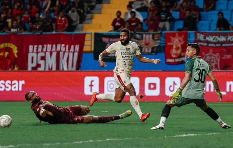 DITEMPEL KETAT : Kerja keras Jefferson Assis belum membuahkan gol dalam pertandingan  melawan PSM Makassar di Stadion Batakan, Balikpapan. (Foto Media Bali United)