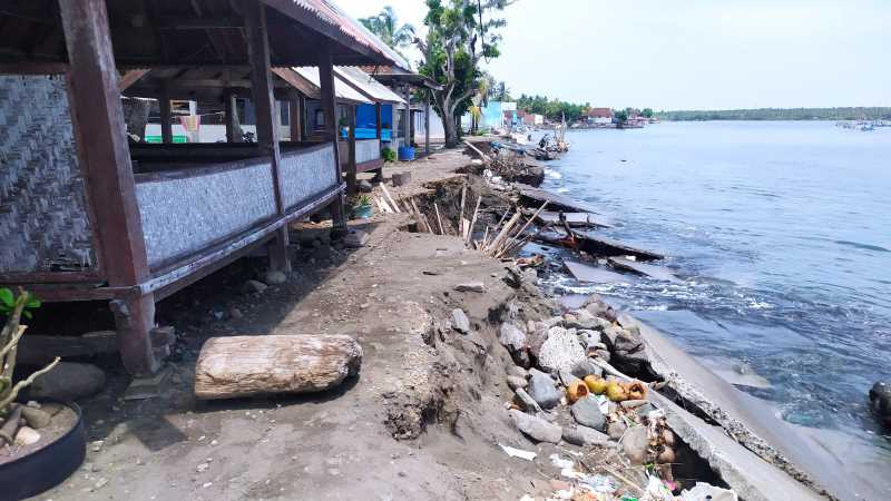 DIGERUS OMBAK : Kondisi Pantai Pebuahan, Desa Banyubiru yang tergerus abrasi. (foto:m.basir/radar bali)