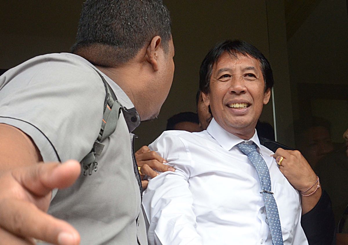 SENYUM BEBAS: Mantan Rektor Unud Prof Antara tersenyum lega setelah divonis bebas dari segala tuduhan korupsi dana SPI Unud.