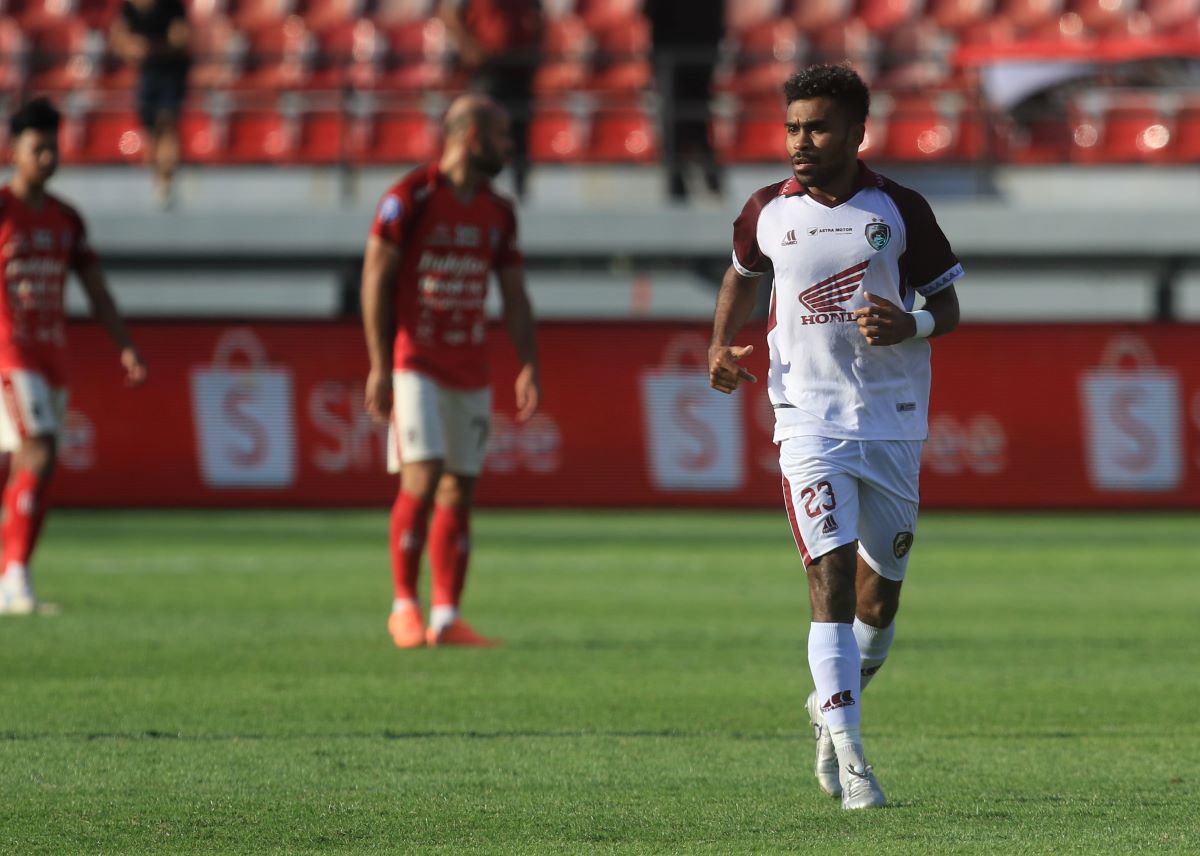 MAIN NGOTOT: Pemain berbahaya PSM Makassar Yacob Sayuri (putih) saat laga di stadion Dipta Gianyar beberapa waktu lalu.